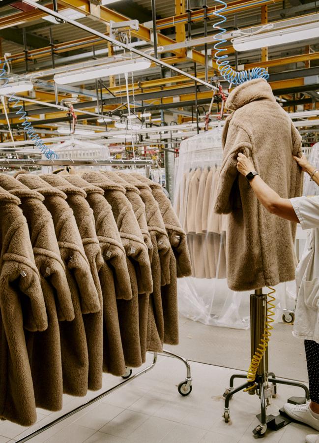 En la manufactura de San Maurizio, abierta en 1988 en Reggio Emilia, solo se cosen abrigos. Es el primer hogar de los Teddy, los 101801 y otros abrigos del grupo. Entre esta fábrica y otra cercana, 320 empleados realizan 100.000 abrigos al año. Gran parte de la factoría está automatizada, pero algunos procesos son manuales en toda la cadena de producción (como el ojal, hecho a mano; o los controles de bolsillos, forros, costuras, simetría de los cuellos... ).