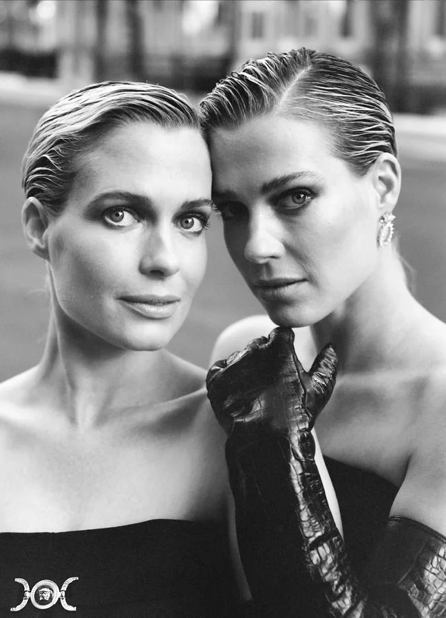 Amelia y Eliza Spencer con vestidos palabra de honor de Versace. Los guantes también son de Versace y los pendientes de diamantes de Chopard.
