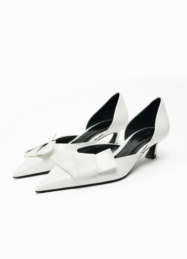 Zapatos de tacón con lazo en color blanco de Zara. Foto: Zara.