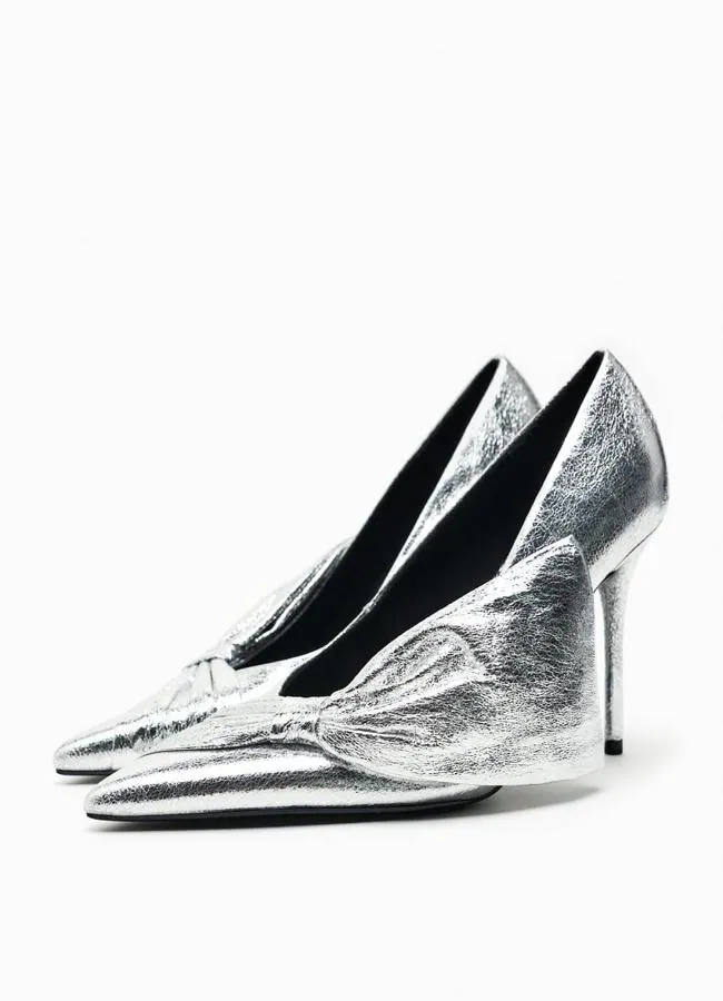 Zapatos de tacón metalizados con lazo de Zara. Foto: Zara.