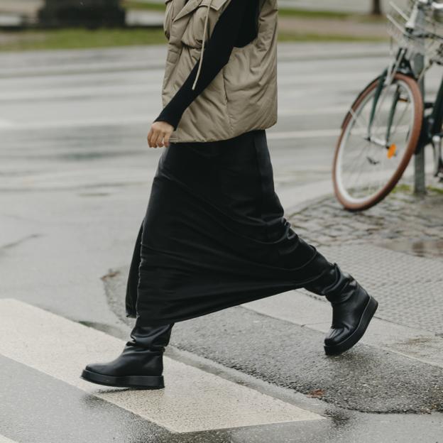 Las amantes del burgundy amarán estas botas clásicas Dr. Martens con descuento