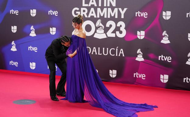 Maluma besa la tripa embarazada de su pareja. 