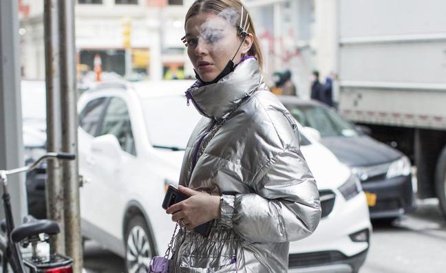 Los plumíferos metalizados más calentitos que pegan con todo y rejuvenecen cualquier look de invierno