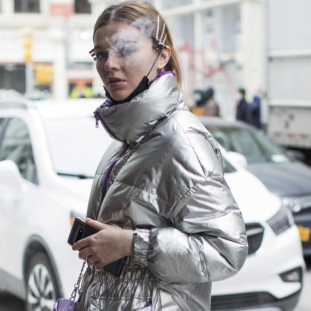 Los plumíferos metalizados más calentitos que pegan con todo y rejuvenecen cualquier look de invierno