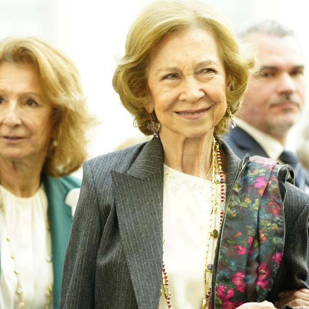 La reina Sofía, muy elegante con un traje gris de Pull&Bear en el Rastrillo Nuevo Futuro