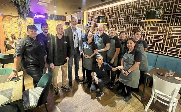 El rey Felipe en el restaurante Tajo Bajo de Zaragoza.