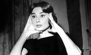 Por qué las aristócratas se desmayaban y Audrey Hepburn quiso echar espuma por la boca en un desfile de Cristóbal Balenciaga