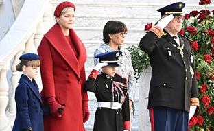 Del traje con brillos de Carolina de Mónaco al total rojo de Charlène: los espectaculares looks de las Grimaldi en el Día Nacional del Principado