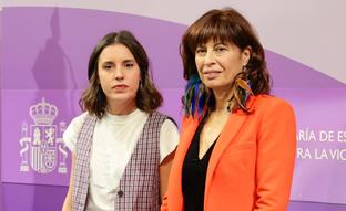 Los tambores de guerra de Ana Redondo: desmontamos el inquietante look con plumas de la nueva ministra de Igualdad