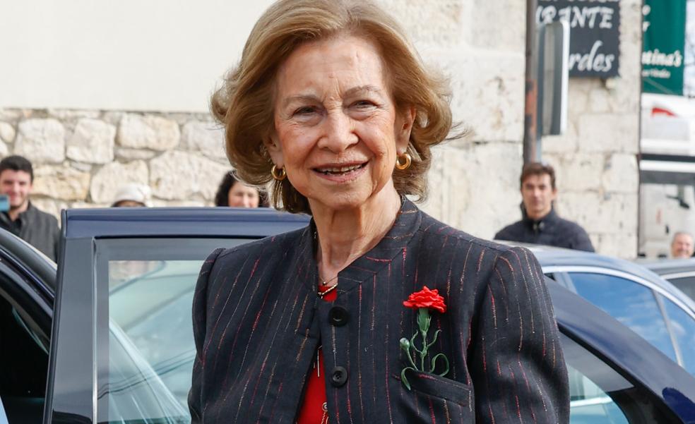 El look de la reina Sofía con el truco favorito de Letizia: así es el original traje que ha llevado en Burgos