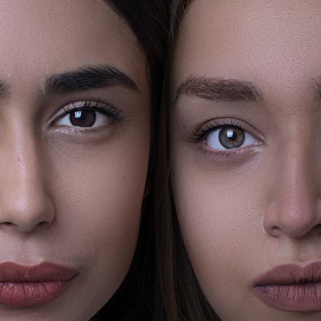 Mujeres con mirada potenciada por cejas