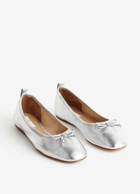 Bailarinas plata de H&M (59,99 euros)