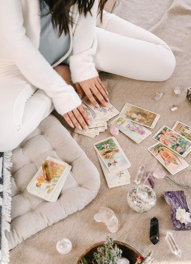 Mujer con cartas del Tarot/PEXELS