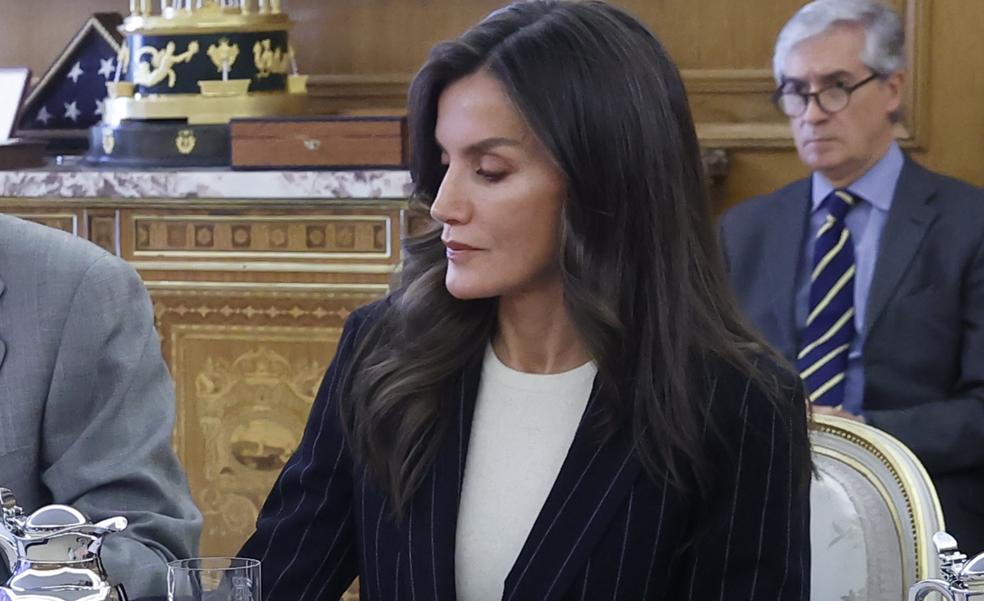 La reina Letizia tiene el look para ir a la oficina perfecto con la blazer más bonita que puedes comprar por 30 euros