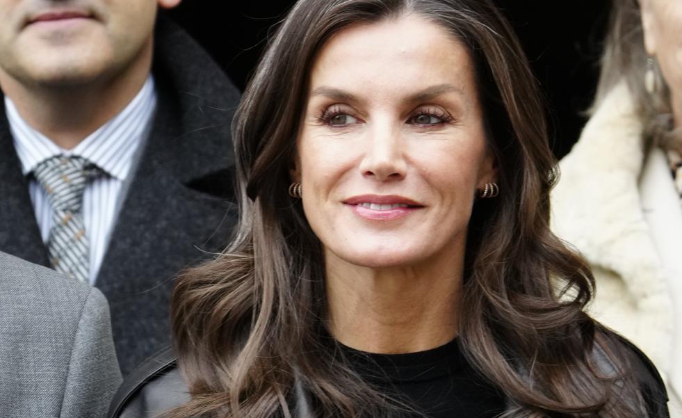 ¡Lookazo de la reina Letizia! Sorprende muy cómoda y a la última con un abrigo efecto piel y mocasines con plataforma