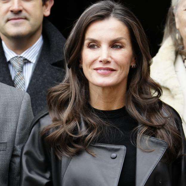 ¡Lookazo de la reina Letizia! Sorprende muy cómoda y a la última con un abrigo efecto piel y mocasines con plataforma