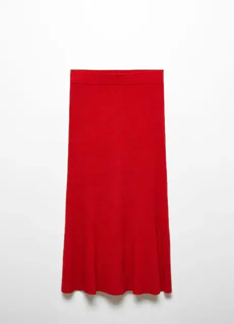 La falda roja de Zara que dará color a tu look de invierno