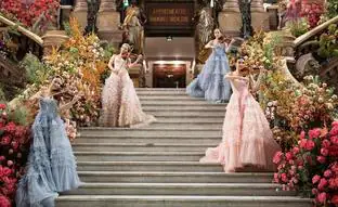 La boda viral inspirada en Maria Antonieta de la hija de un millonario parisino: Ópera Garnier, el Palacio de Versalles y la actuación de Maroon 5