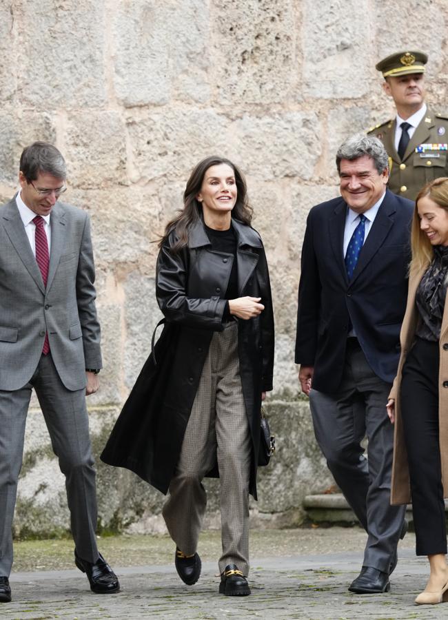 La reina Letizia, a su llegada a un seminario sobre lenguaje y periodismo celebrado en La Rioja. (FOTO: LIMITED PICTURES)