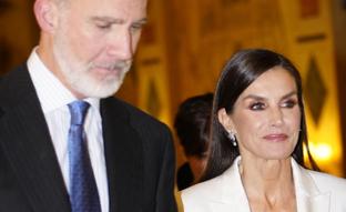 La reina Letizia imita a la princesa Leonor con su look del Premio Francisco Cerecedo: el significado del traje blanco que ha llevado