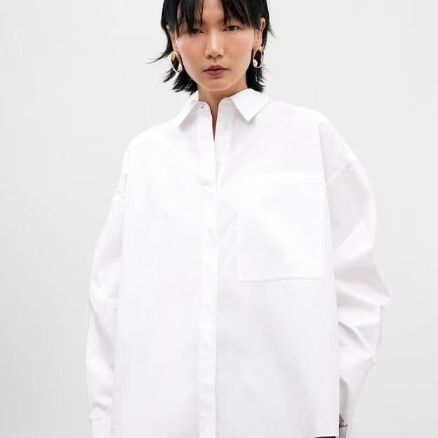 Camisa de mujer oversize en algodón de Adolfo Domínguez, 119 euros.