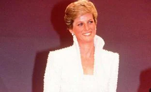 El inesperado final de The Crown: se subastan los mejores looks de Diana de Gales en la serie