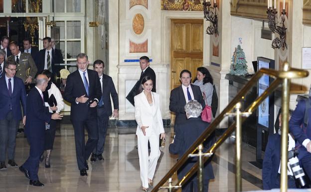 Letizia se adelantó al rey Felipe para saludar a Miguel Ángel Aguilar, maestro del periodismo parlamentario. 