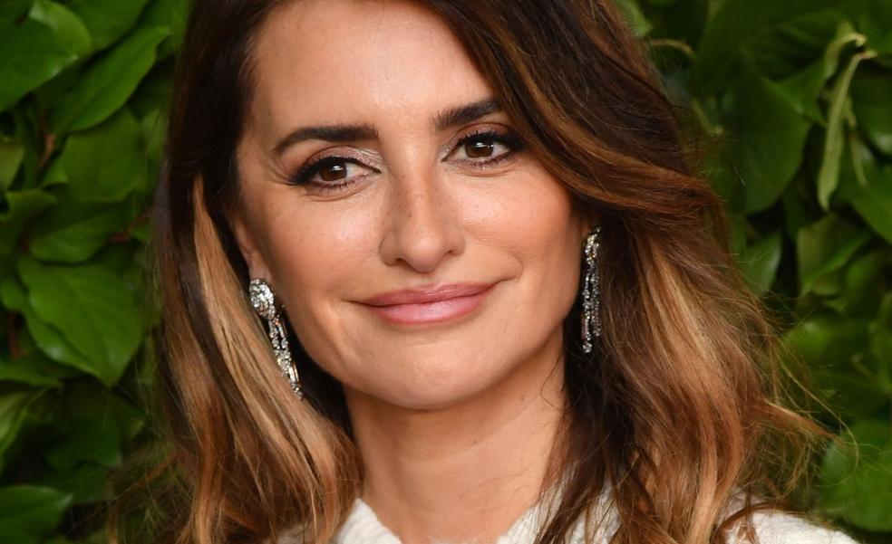 El look sorpresa con encaje y transparencias de Penélope Cruz en Nueva York