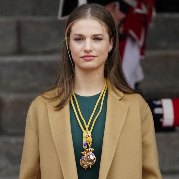 La princesa Leonor en la apertura de la XV Legislatura con las Medallas de Oro de las Cortes Generales.