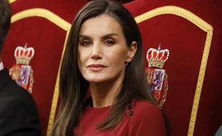 La reina Letizia saca su abrigo más elegante para ir al Congreso y lo combina con un vestido rojo de Carolina Herrera