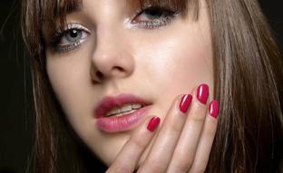 Esmaltes peel-off: la manicura rápida que protege tus uñas