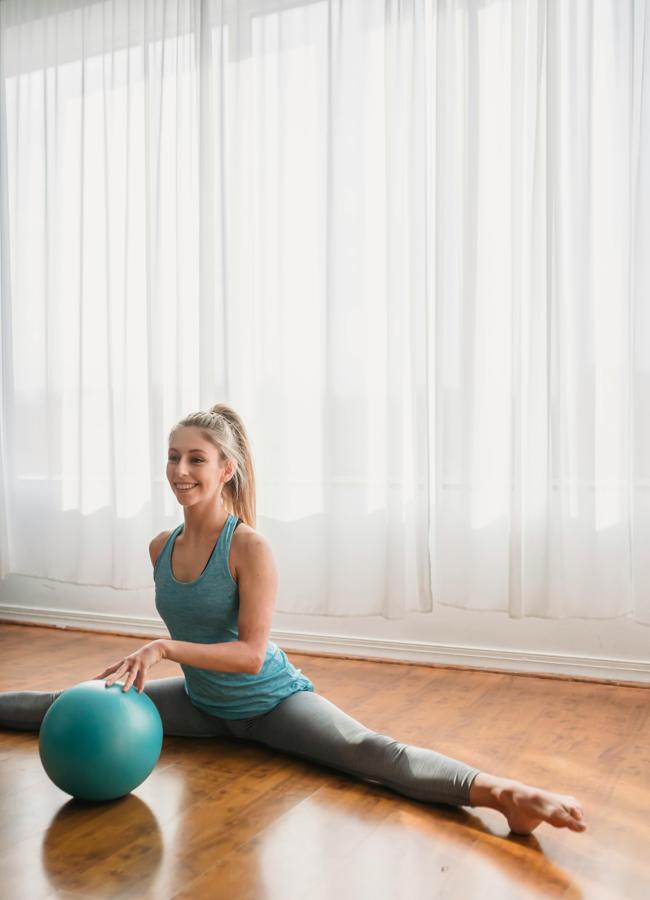 Mujer haciendo ejercicio. / PEXELS