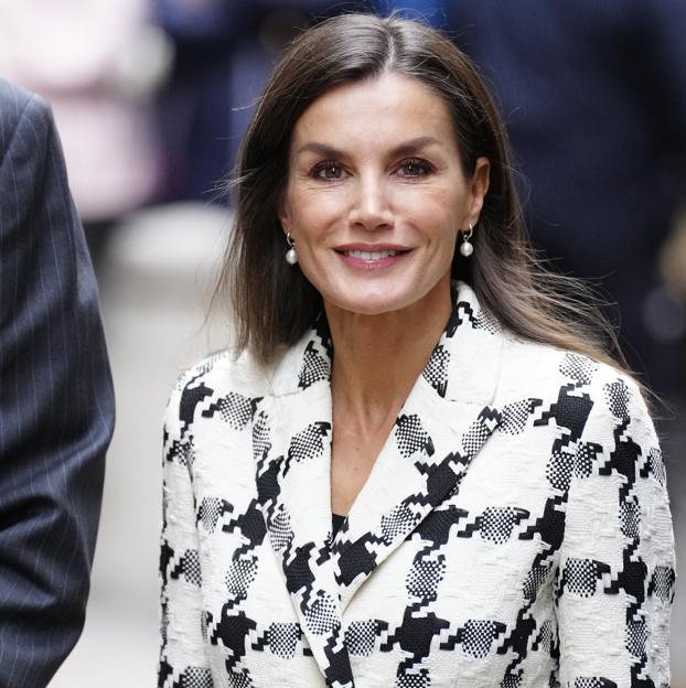 Sabemos dónde puedes encontrar rebajadísima la chaqueta de tweed favorita de la reina Letizia