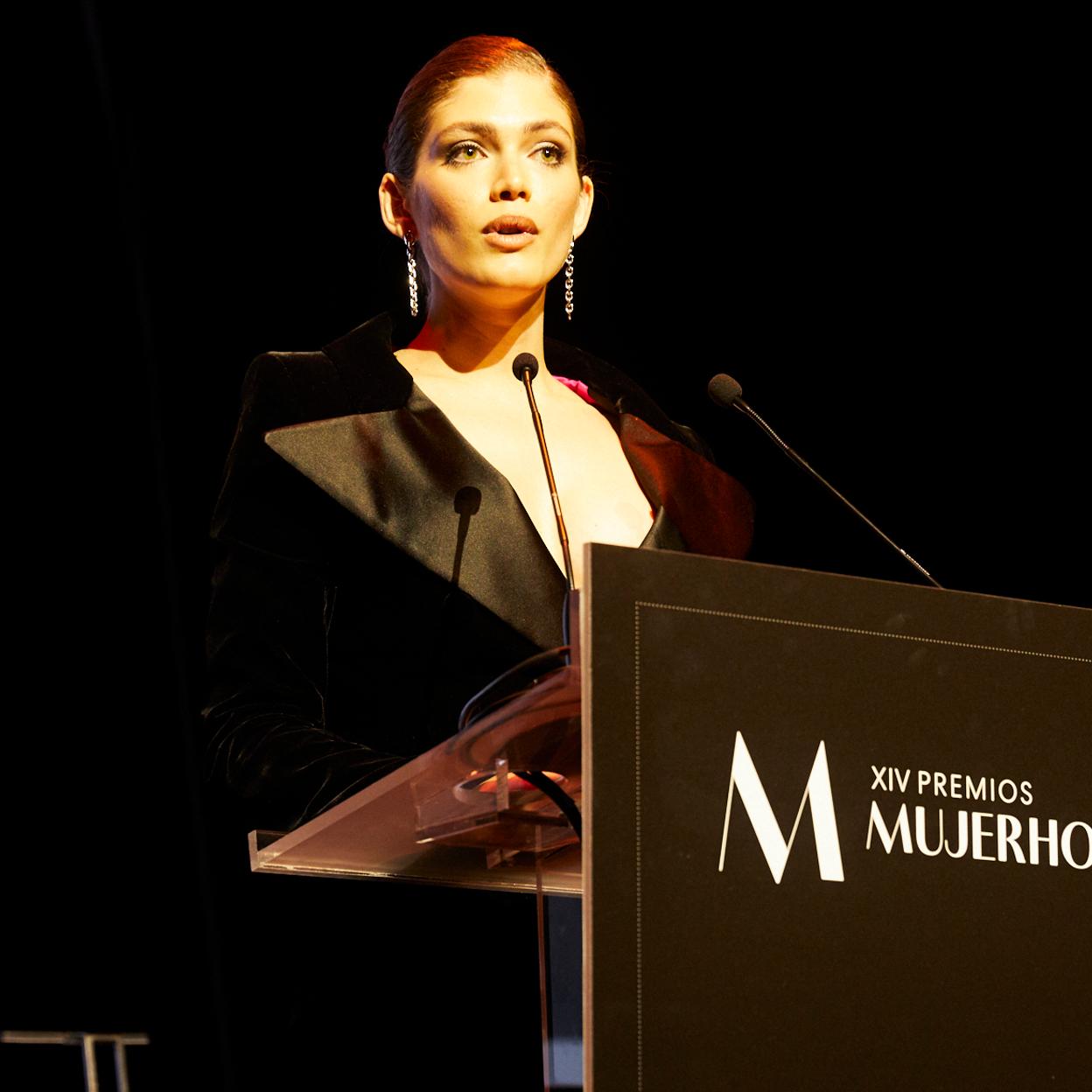 La modelo y activista brasileña Valentina Sampaiom durant su intervención en los Premsio Mujerhoy 2023. /Alex rivera/