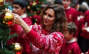 Por qué llaman La Mesías a Isabel Díaz Ayuso: las claves del misterioso jersey rojo viral de la presidenta