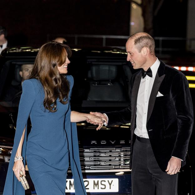 Kate Middleton, espectacular con el vestido efecto capa que le ha copiado a la reina Letizia (y a otras royals)