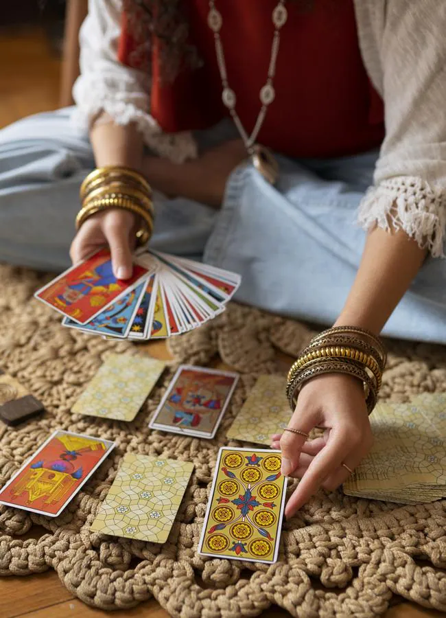 Mujer echando las cartas de Tarot/FREEPIK
