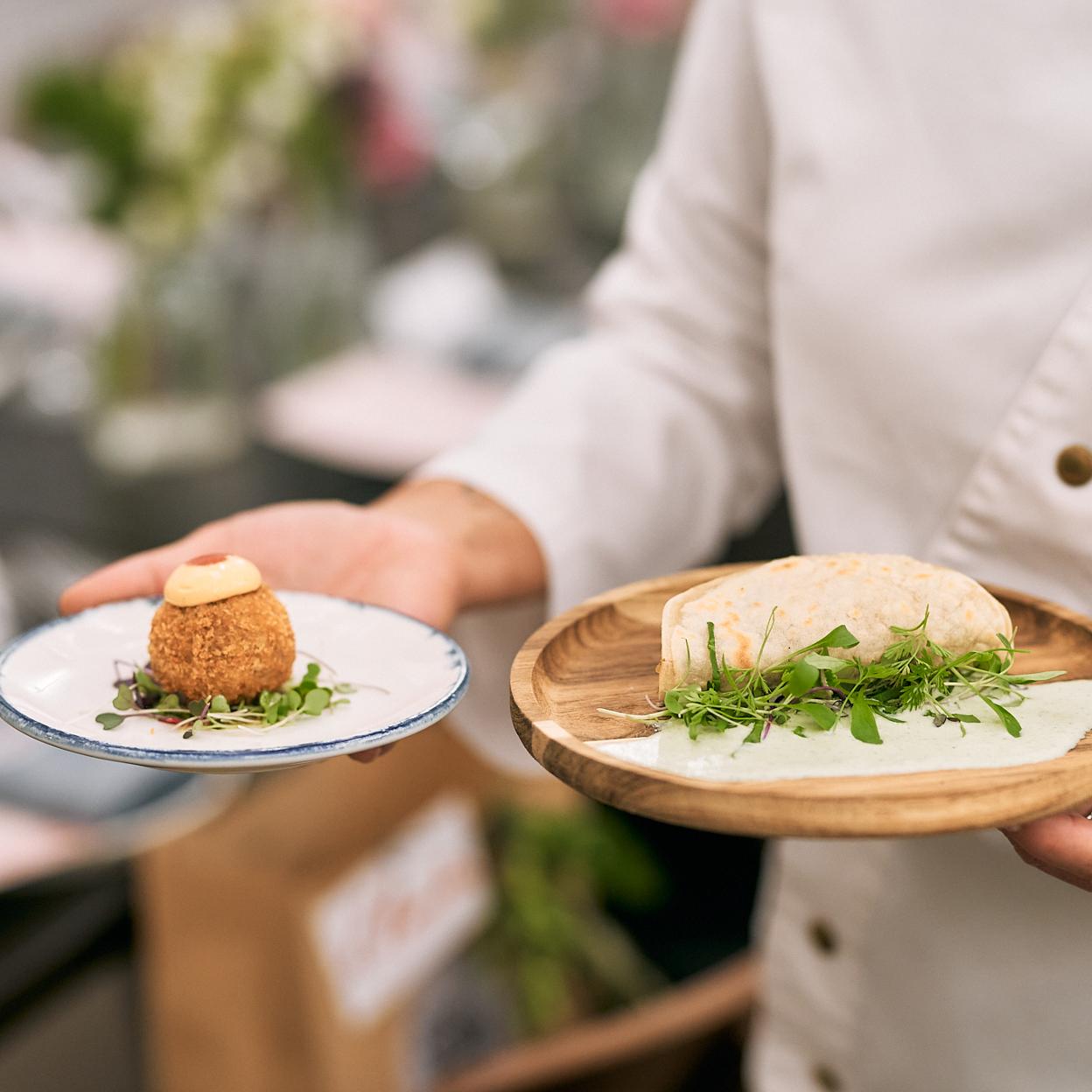 El croquetón de cordero con vinagreta de hierbas y tofunesa y la coca dacsa de guiso de cordero, yogur y ensalada de hierbas, las tapas ideadas por Begoña Rodrigo./PASTOREO