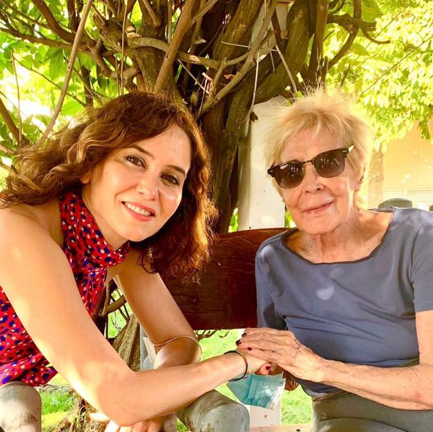 La foto que ha compartido Isabel Díaz Ayuso junto a Concha Velasco.