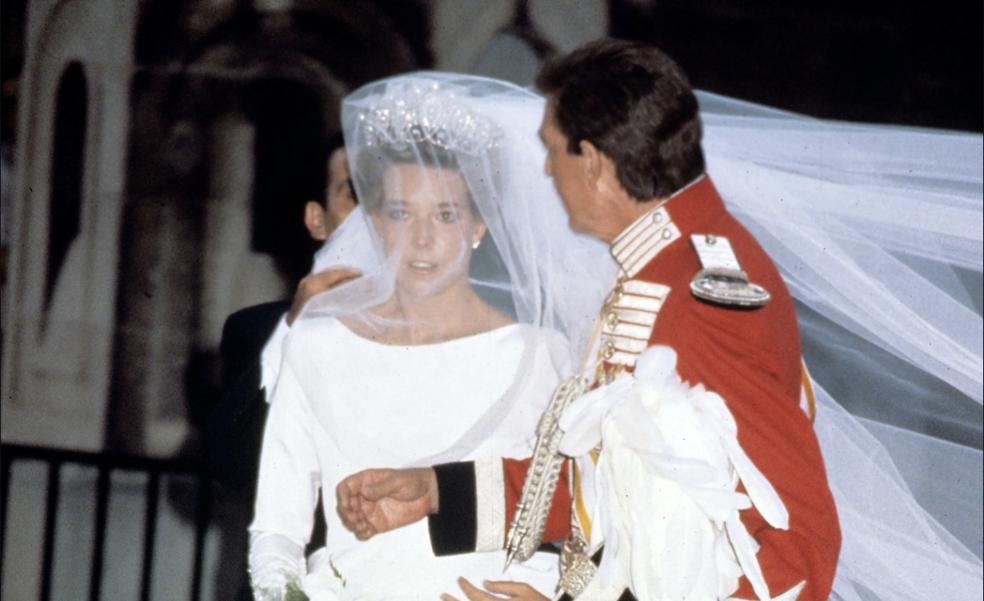 Así fue la boda de Simoneta Gómez Acebo que envidió Letizia: la primera Borbón en casarse con una tiara de la reina Victoria Eugenia