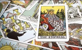Energía positivia y plenitud en el amor gracias a la regencia de la Emperatriz en las cartas del Tarot de esta semana