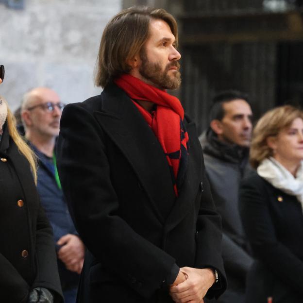 Manuel Velasco en el funeral de su madre.