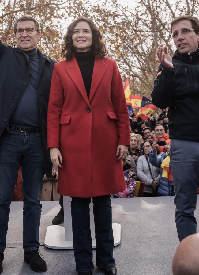 Isabel Díaz Ayuso junto a Feijóo y Almeida. / GTRES