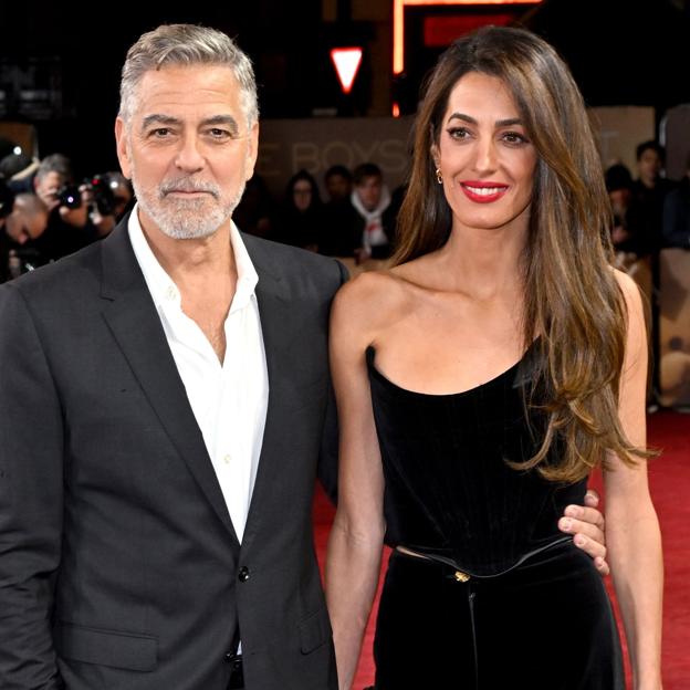 George Clooney y Amal Clooney en la alfombra roja.