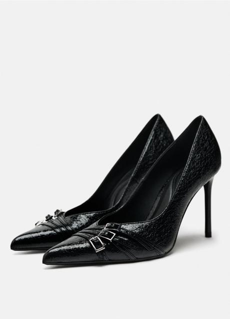 Zapatos negros de Zara (29,99 euros)