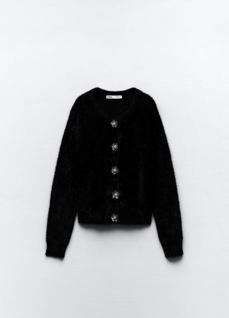 Chaqueta negra con botones joya de Zara (35,99 euros)