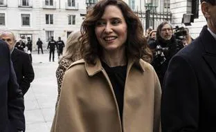 Isabel Díaz Ayuso derrocha estilo el día de la Constitución con una capa cortita estilo Letizia y su falda favorita