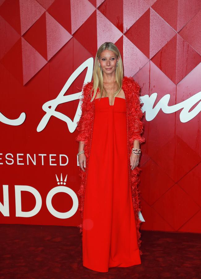 Gwyneth Paltrow, en los Fashion Awards 2023 vestida de Valentino. Foto: Gtres