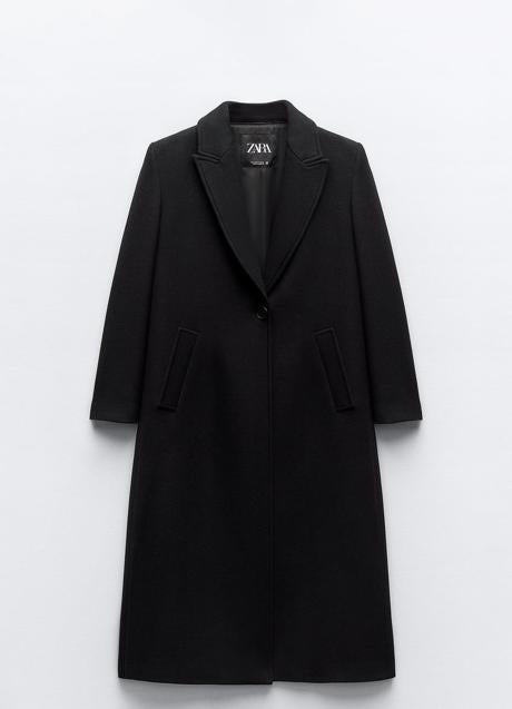 Abrigo largo de color negro de Zara (99,95 euros)