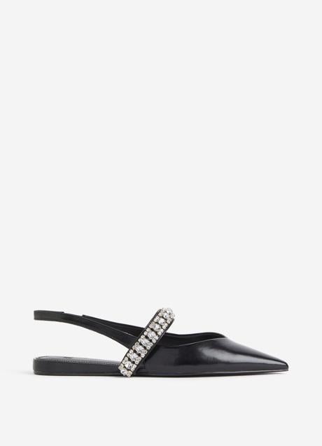 Zapatos planos de color negro de H&M (29,99 euros euros)